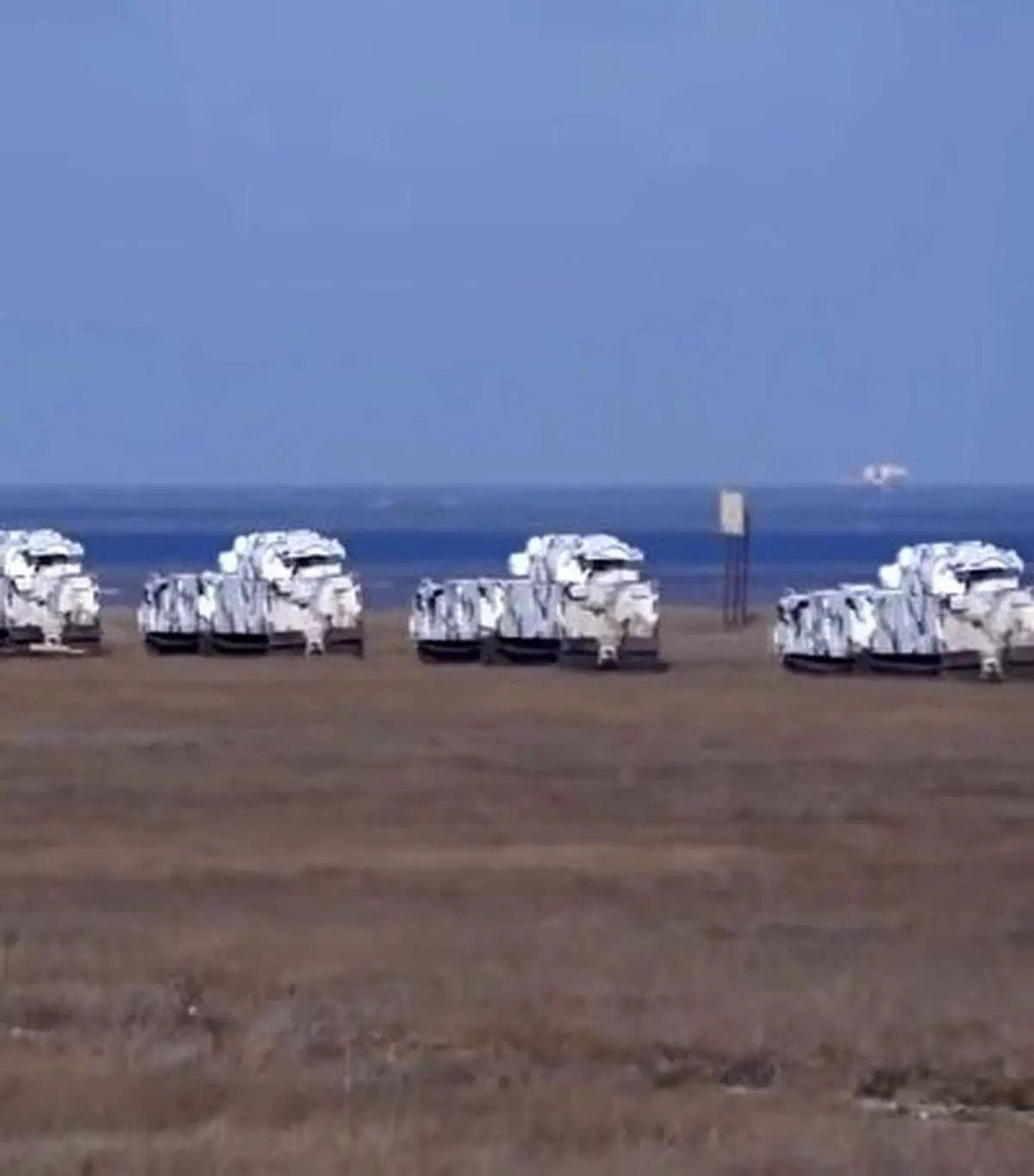 حرکت ستون دیدنی ماشین های جنگی با استتار برف+ فیلم