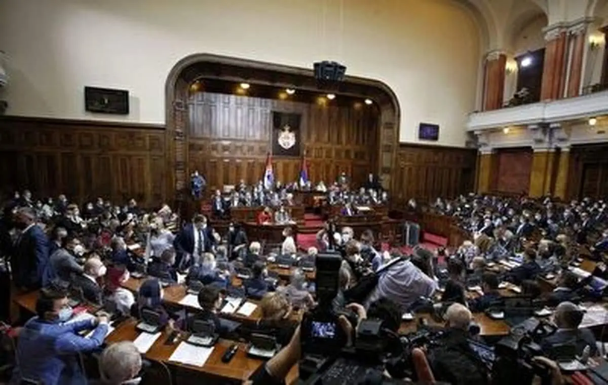 افشای ویدیوی تماشای فیلم‌های مستهجن در صحن مجلس!+ فیلم