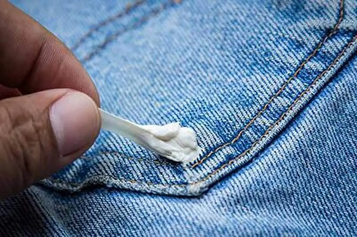 آدامس چسبیده به لباسها رو با این روش تمیز کن+ فیلم