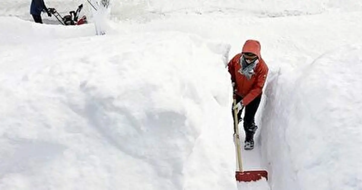ارتفاع برف در این روستا یک و نیم متر شد! + فیلم