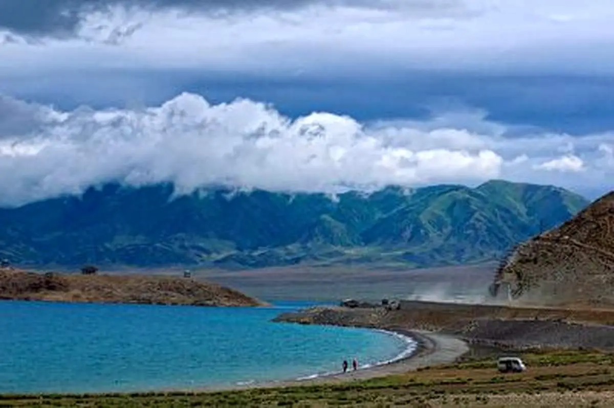 صحنه‌ای لذت بخش از دریاچه یخ زده سایرام در چین+ فیلم