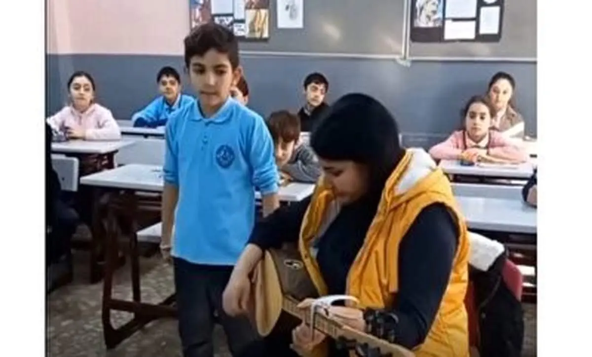 کلیپی دیدنی از هنرنمایی یک خانم معلم و دانش آموز در کلاس+ فیلم