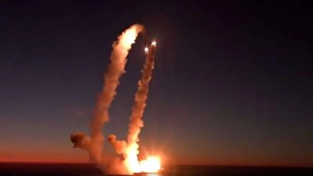 لحظه شلیک موشک های کروز کالیبر روسیه در دریا + فیلم