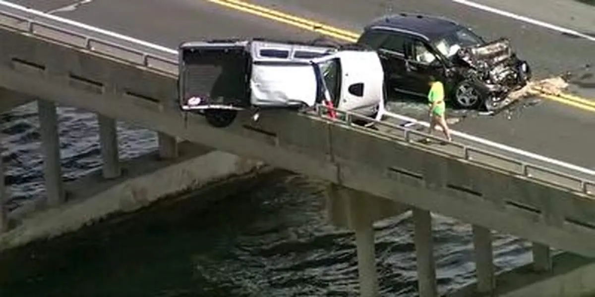 لحظه وحشتناک سقوط ماشین از روی پل!+ فیلم