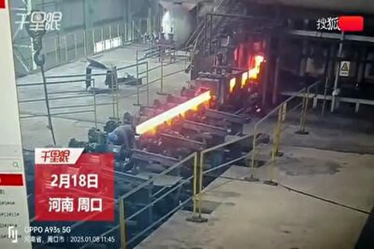 صحنه وحشتناک برخورد فلز مذاب به کارگر کارخانه فولاد+ فیلم