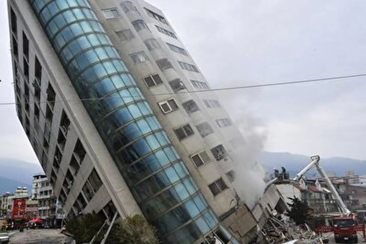از جاکنده شدن  هولناک این ساختمان در زلزله ترکیه + فیلم
