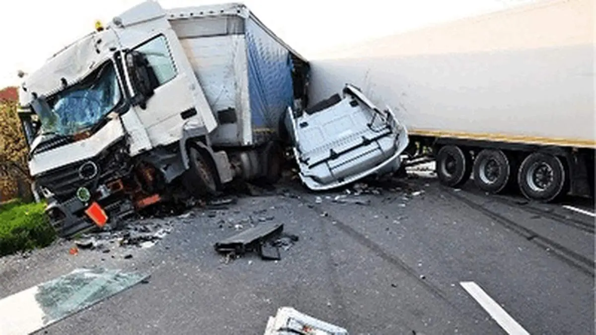 قطار در برخورد با تریلی له شد+ فیلم