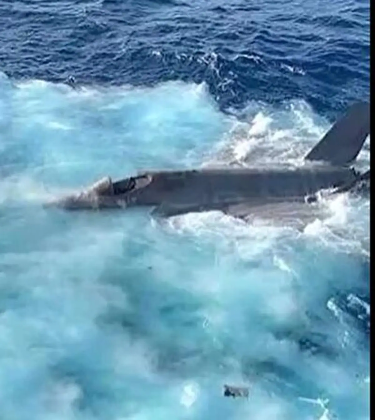 لحظه سقوط جنگنده F-35 آمریکایی به داخل دریا+فیلم