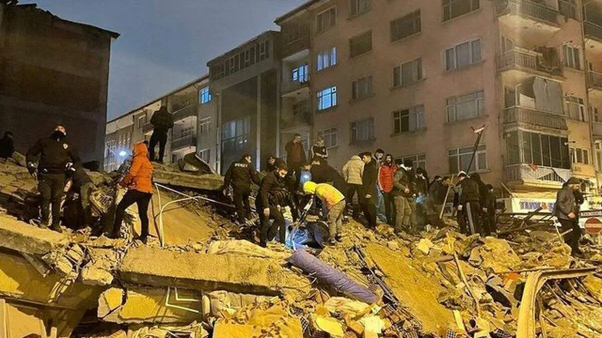 لحظه نجات یک خانواده از زیر آوار زلزله ترکیه + فیلم