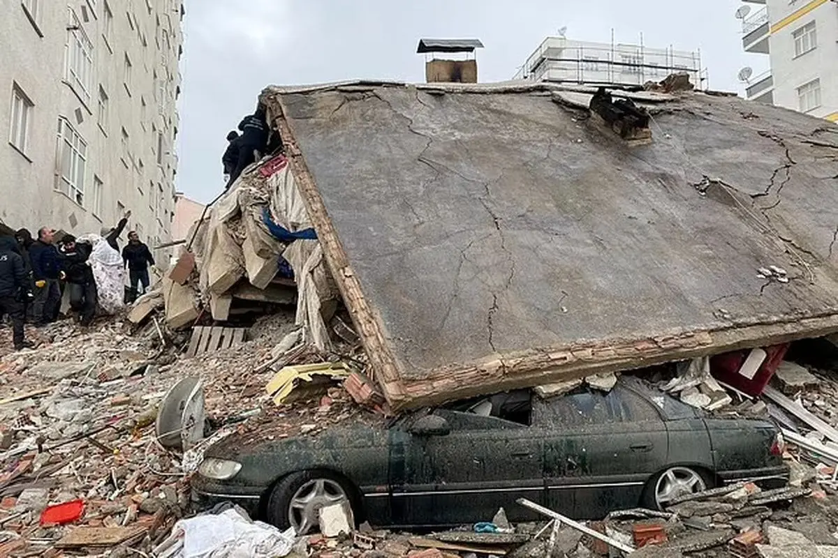 صحنه ای حیرت آور از ریزش برج های مسکونی در ترکیه + فیلم