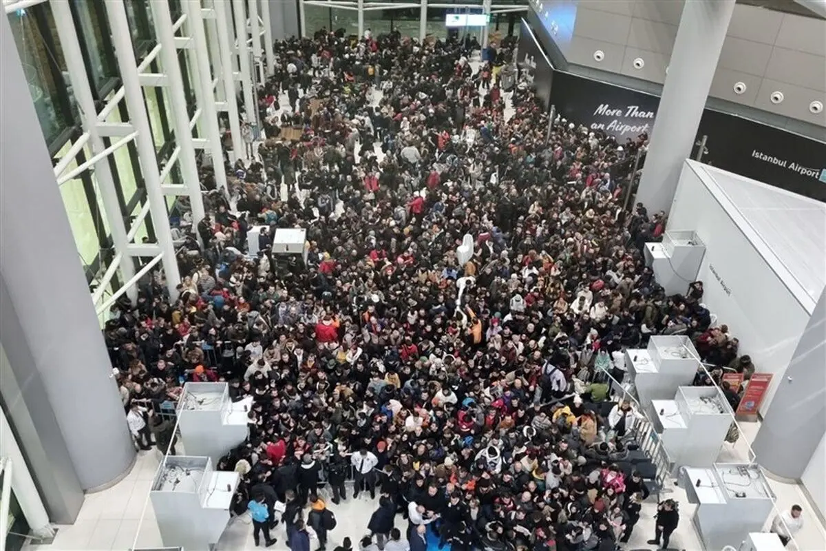 تجمع نیروهای امدادی و مردم ترکیه در فرودگاه استانبول برای امداد رسانی + فیلم