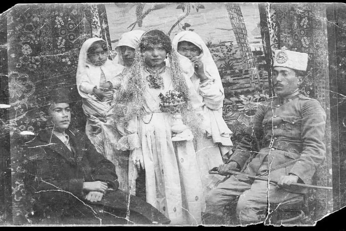عکسی از یک عروس و داماد در اواخر حکومت قاجار