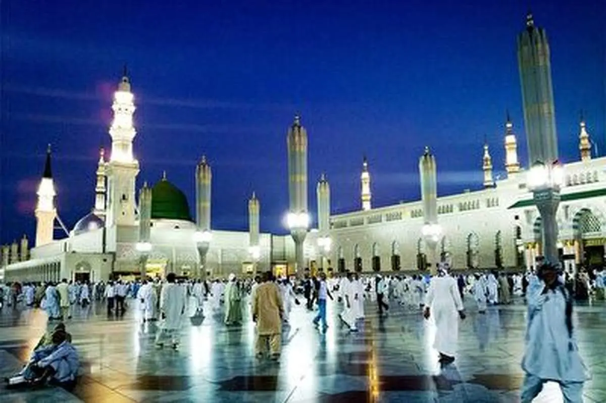 حضور دو زن بدحجاب در مسجد النبی جنجال ساز شد! + فیلم