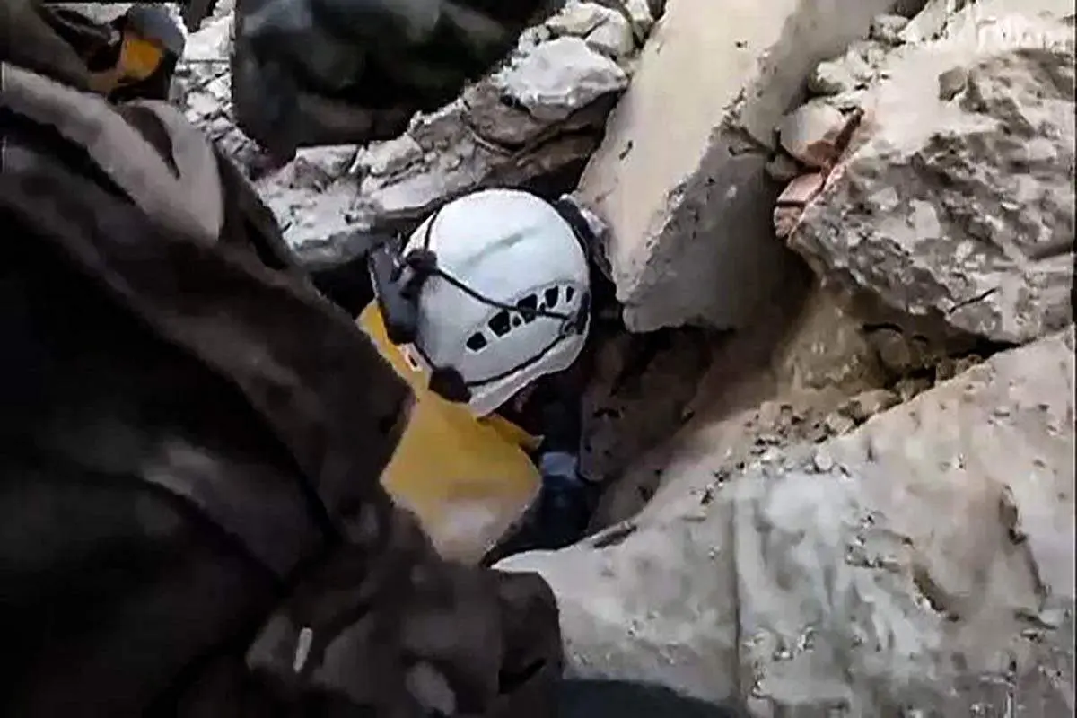 شادی مردم و امدادگران در سوریه پس از نجات یک خانواده از زیر آوار+ فیلم