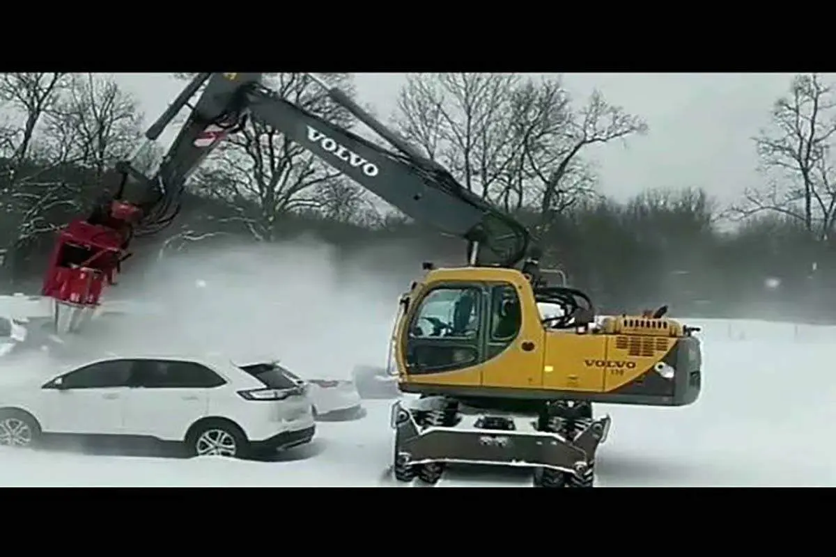 سیستم جالب و جدید برف پاک کردن از روی ماشین ها در کانادا+ فیلم