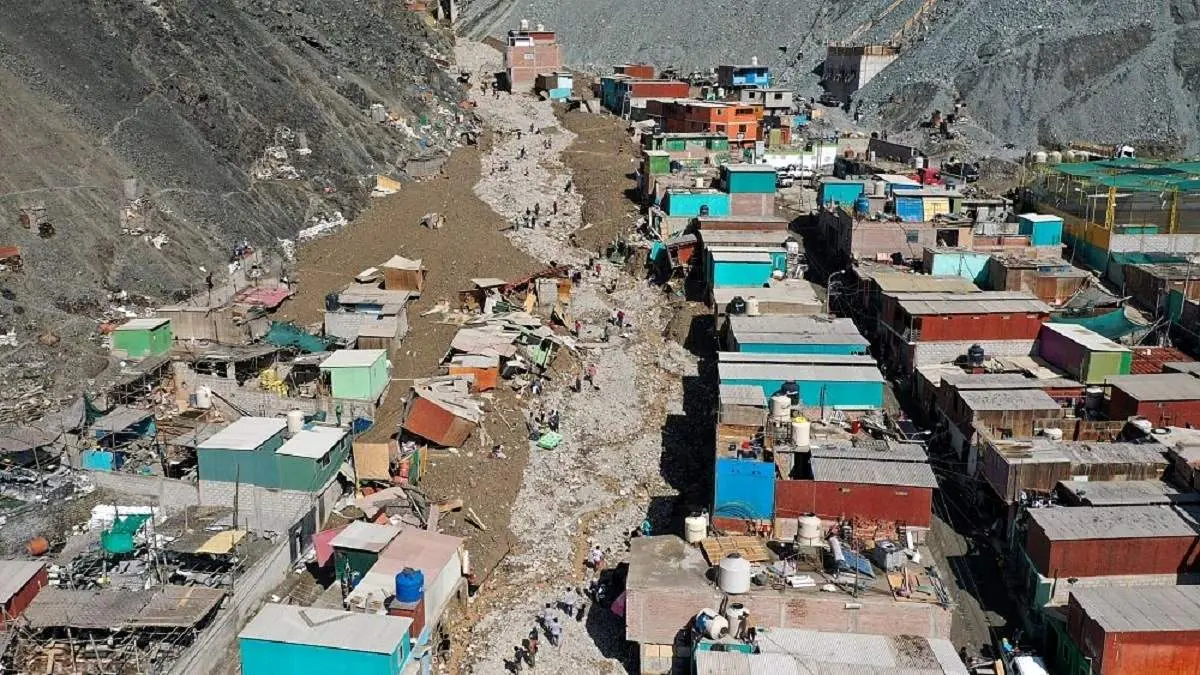 لحظه وحشتناک رسیدن سیل گل و لای به شهری در پرو + فیلم