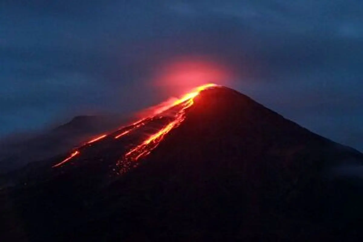 فوران آتشفشان کارانگتانگ اندونزی + فیلم