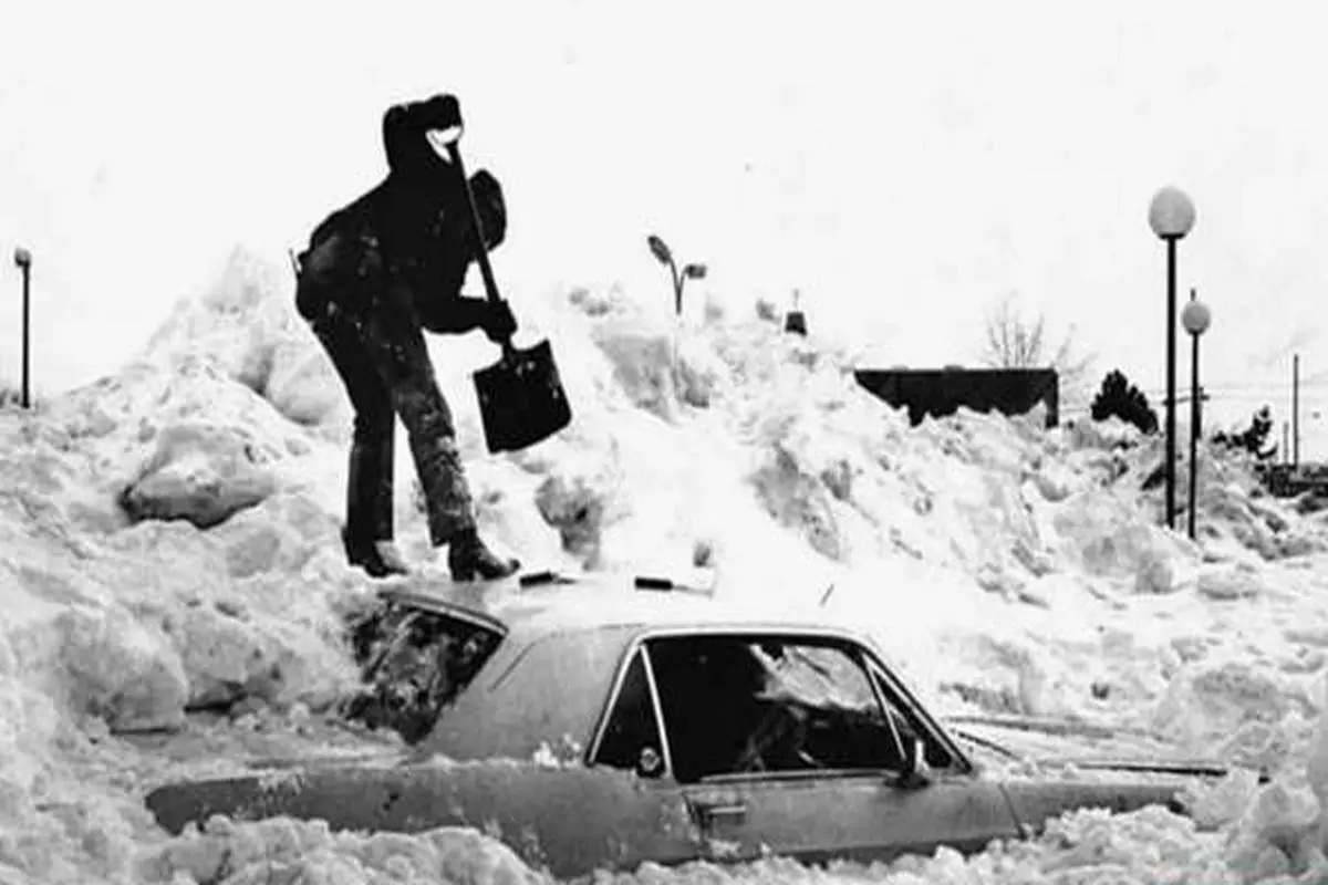 دفن خودروها در زیر برف سنگین پیرانشهر+ تصاویر