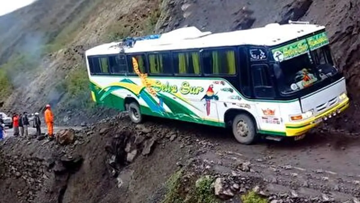 ویدئویی پربازدید از یک جاده کوهستانی خطرناک در هند + فیلم