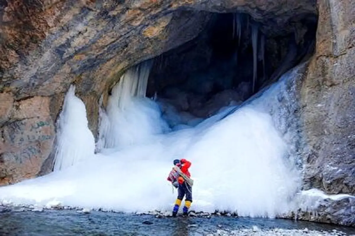 تصویری حیرت انگیز از یخ زدن آبشار ساواشی فیروزکوه + فیلم