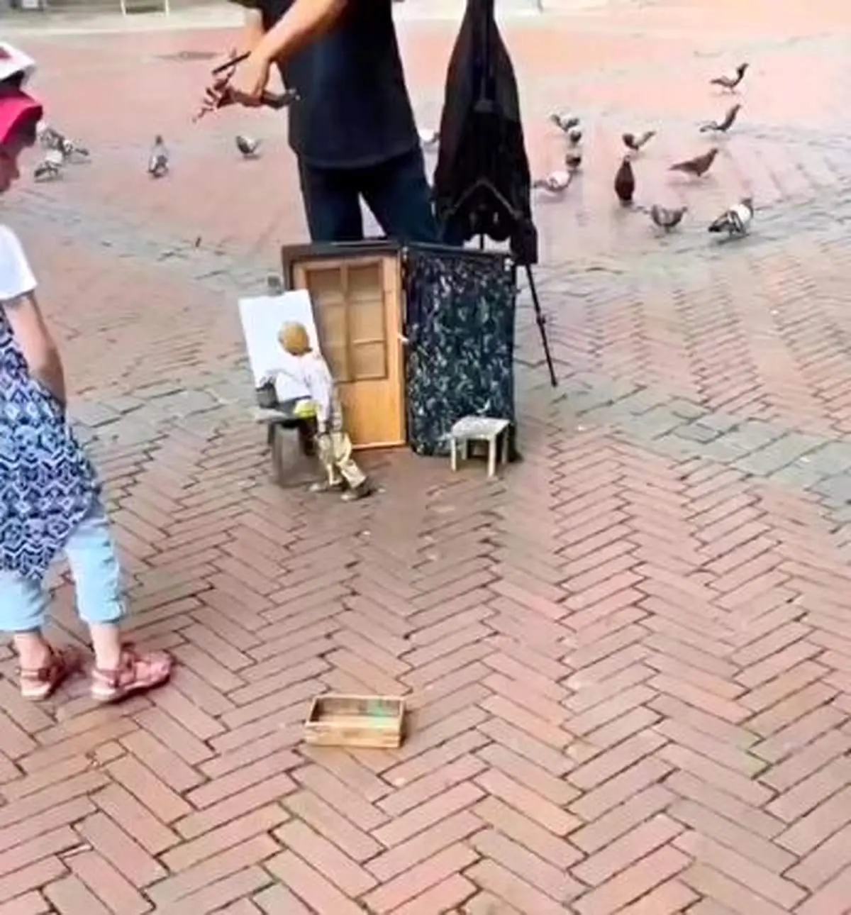 از هنر این هنرمند خیابانی در نقاشی با عروسک انگشت به دهان می مانید!+ فیلم