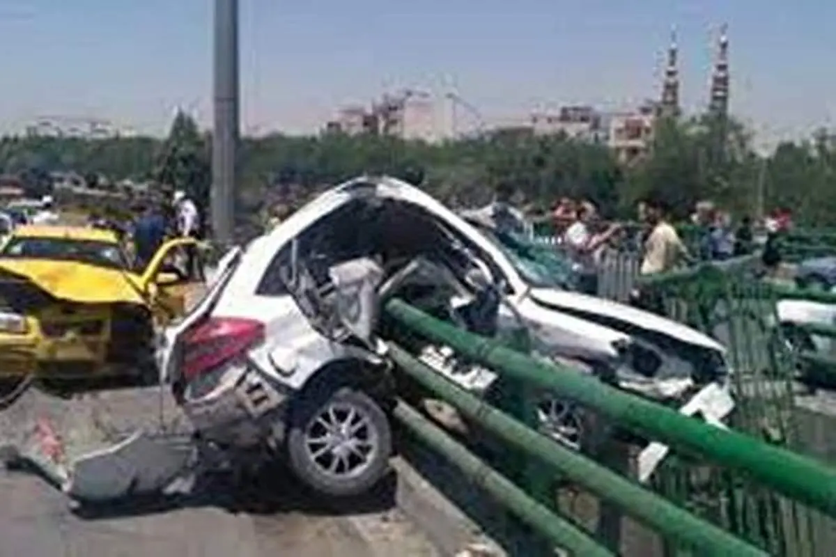 سقوط وحشتناک یک پراید از پل اتوبان چمران+فیلم