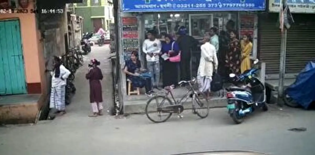 فرار مردم پس از حمله گله فیل ها به شهر + فیلم