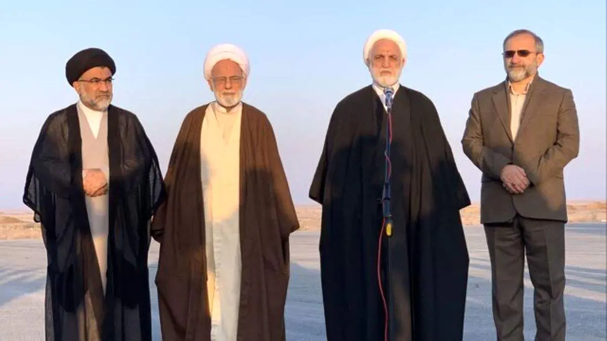 هر مقدار که ممکن است از تشریفات و تجملات بکاهید