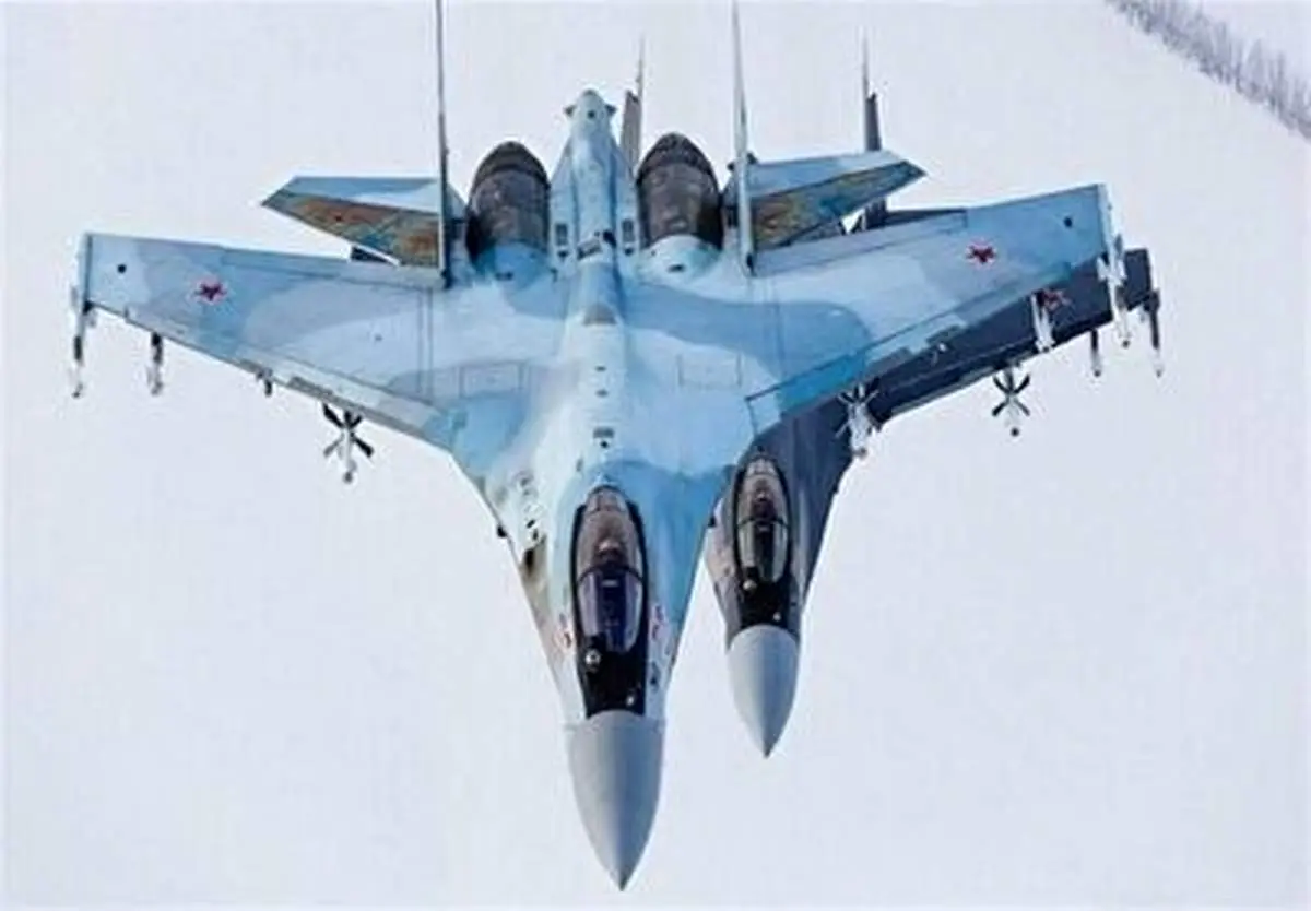 حرکت آکروباتیک جنگنده سوخو ۳۵ در آسمان+ فیلم