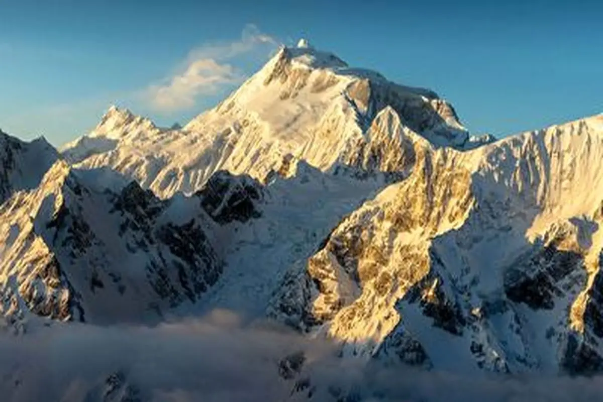 ریزش آوار بهمن روی یک کوهنورد + فیلم