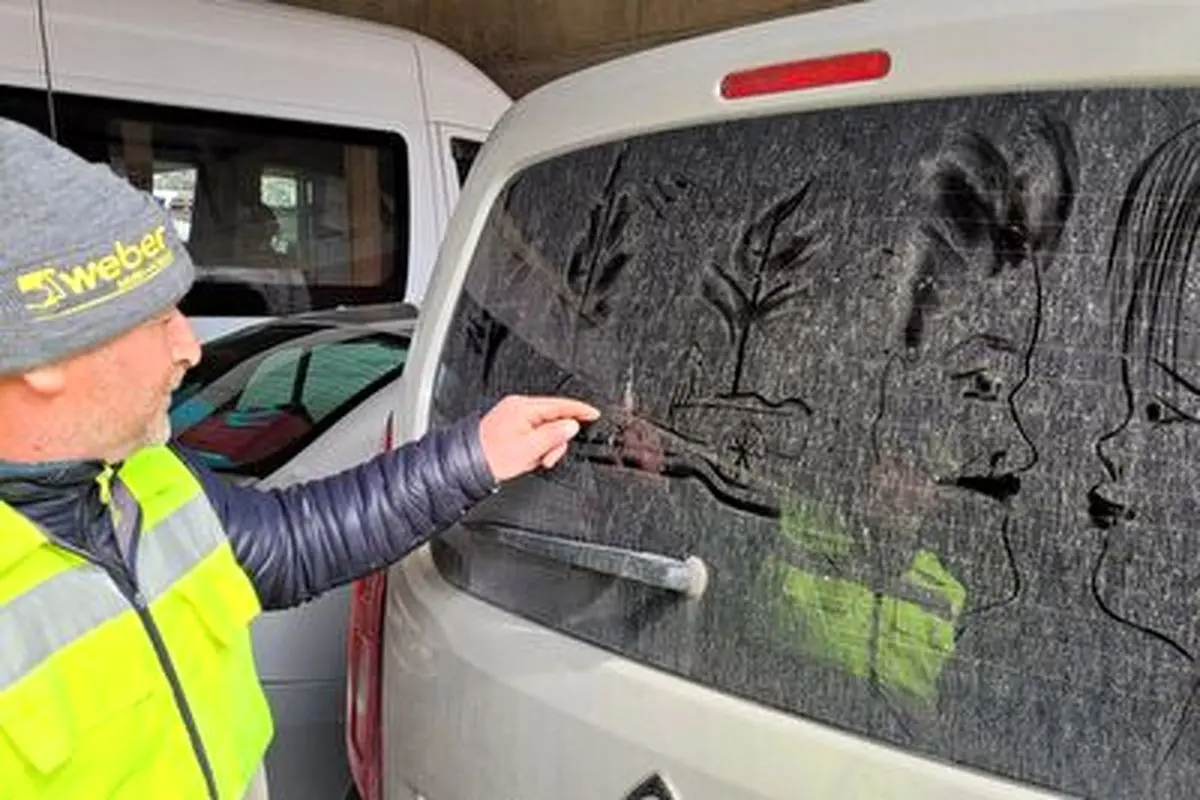 هنرنمایی حیرت انگیز یک هنرمند روی شیشه کثیف خودرو + فیلم