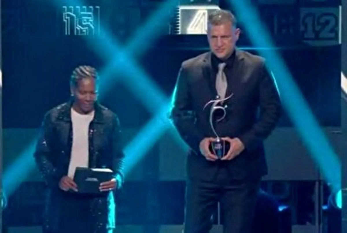 لحظه حضور علی دایی روی صحنه و اهدای جایزه بازی جوانمردانه