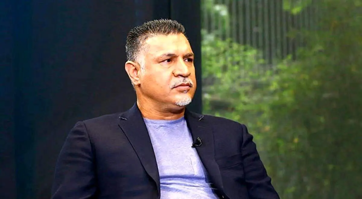 تصویر علی دایی در کنار کاپیتان تیم ملی زنان آمریکا در جام اساطیر فیفا