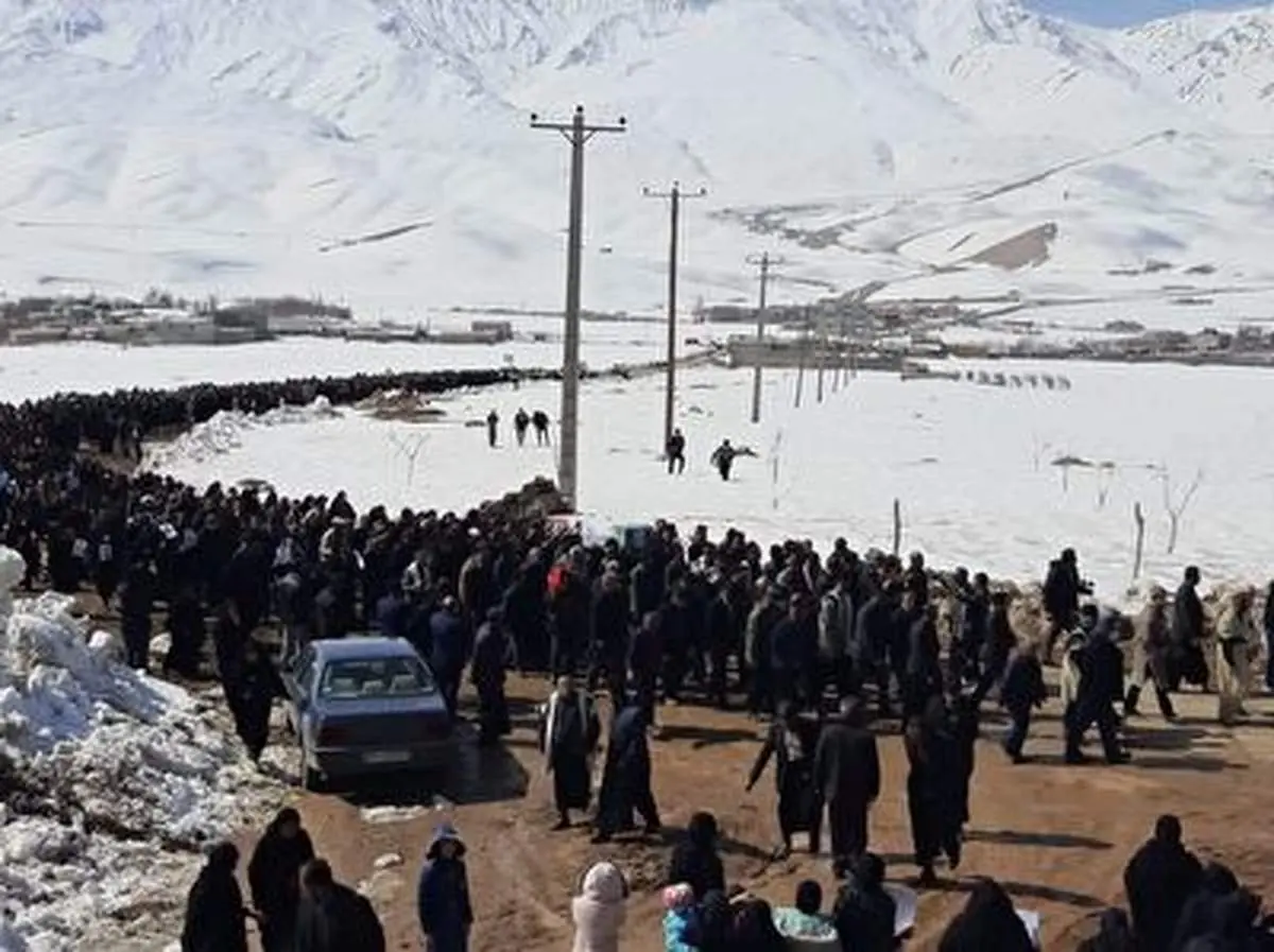 لحظه خاکسپاری شهید محمدطاهر زمانی در روستای میهه+ فیلم