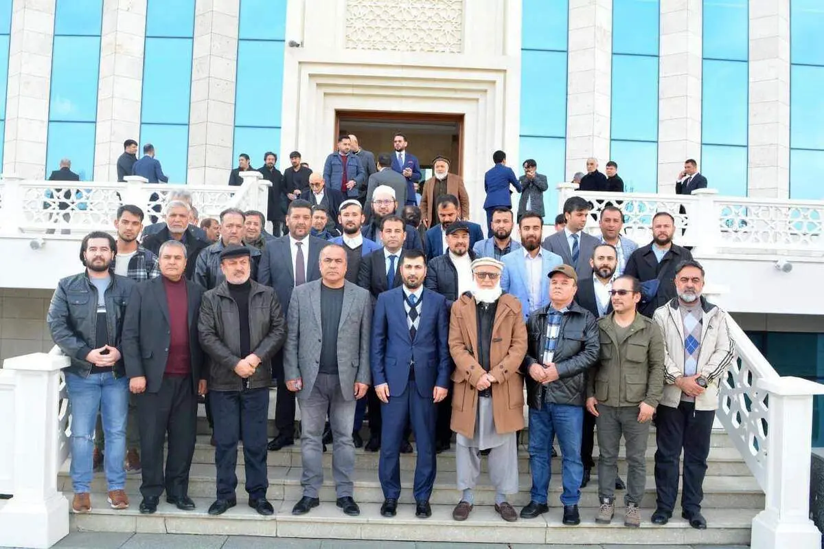 دعای دسته‌جمعی افغان‌های ساکن آنکارا برای زلزله‌زدگان ترکیه+ عکس