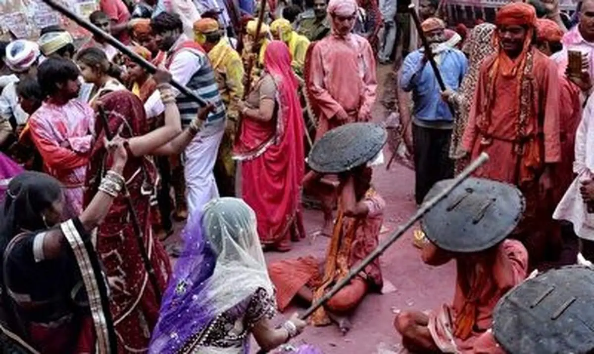 سنت قدیمی کتک زدن شوهران در هند!+ فیلم