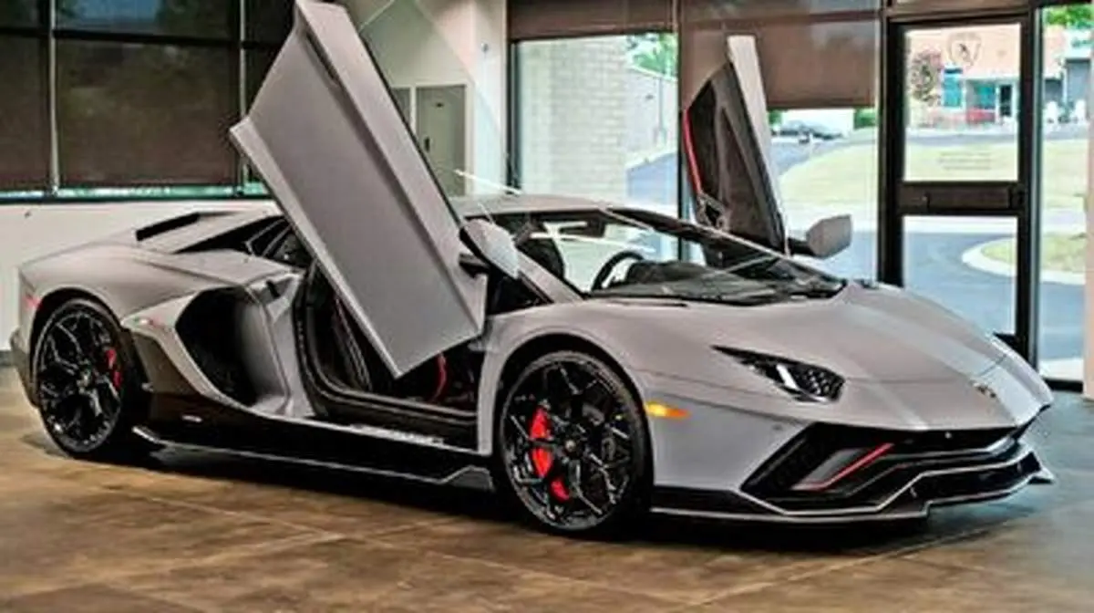 بلایی که کارگر ناشی بر سر لامبورگینی های میلیاردی آورد + فیلم