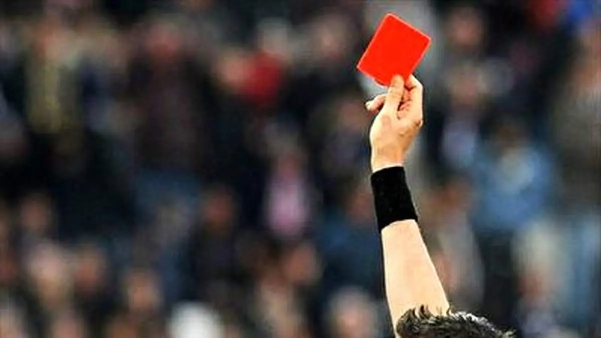 سریع‌ترین اخراج در تاریخ فوتبال! + فیلم