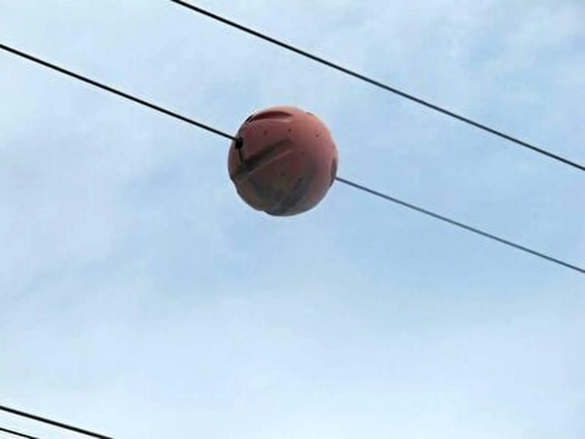 توپ های رنگی آویزان در خطوط برق برای چیست؟ + فیلم