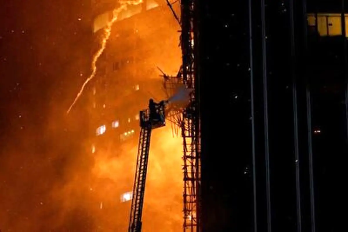 آتش سوزی در یک آسمان خراش در هنگ کنگ + فیلم