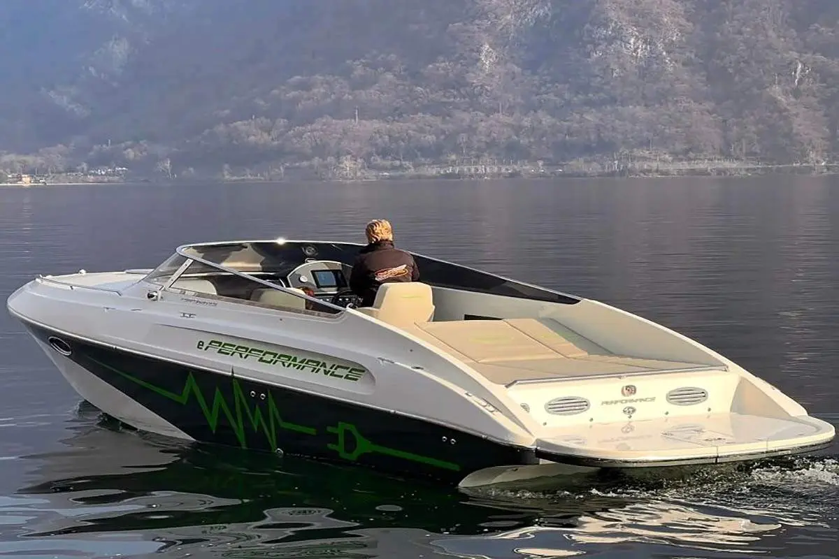 پیکربندی عجیب و متفاوت این قایق برقی + تصاویر