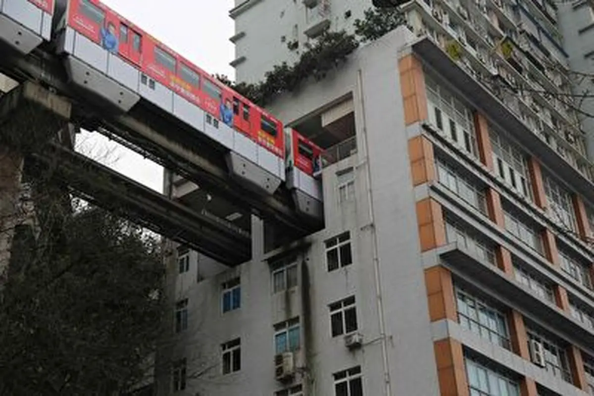 عبور قطار شهری از داخل ساختمان ۱۹ طبقه+ فیلم