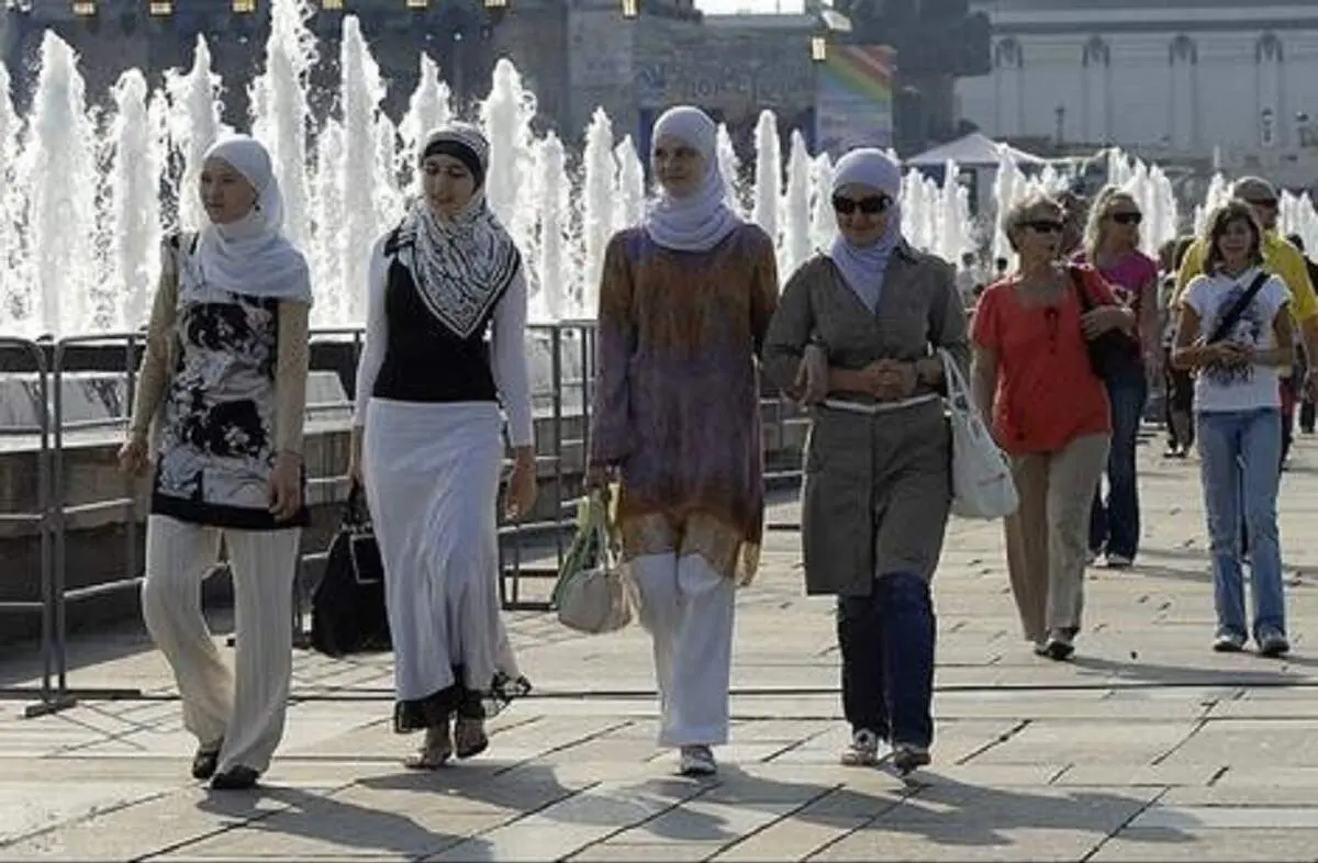 کم‌پوشی مدرن، آزادی پوشش و چند پرسش فمنیستی