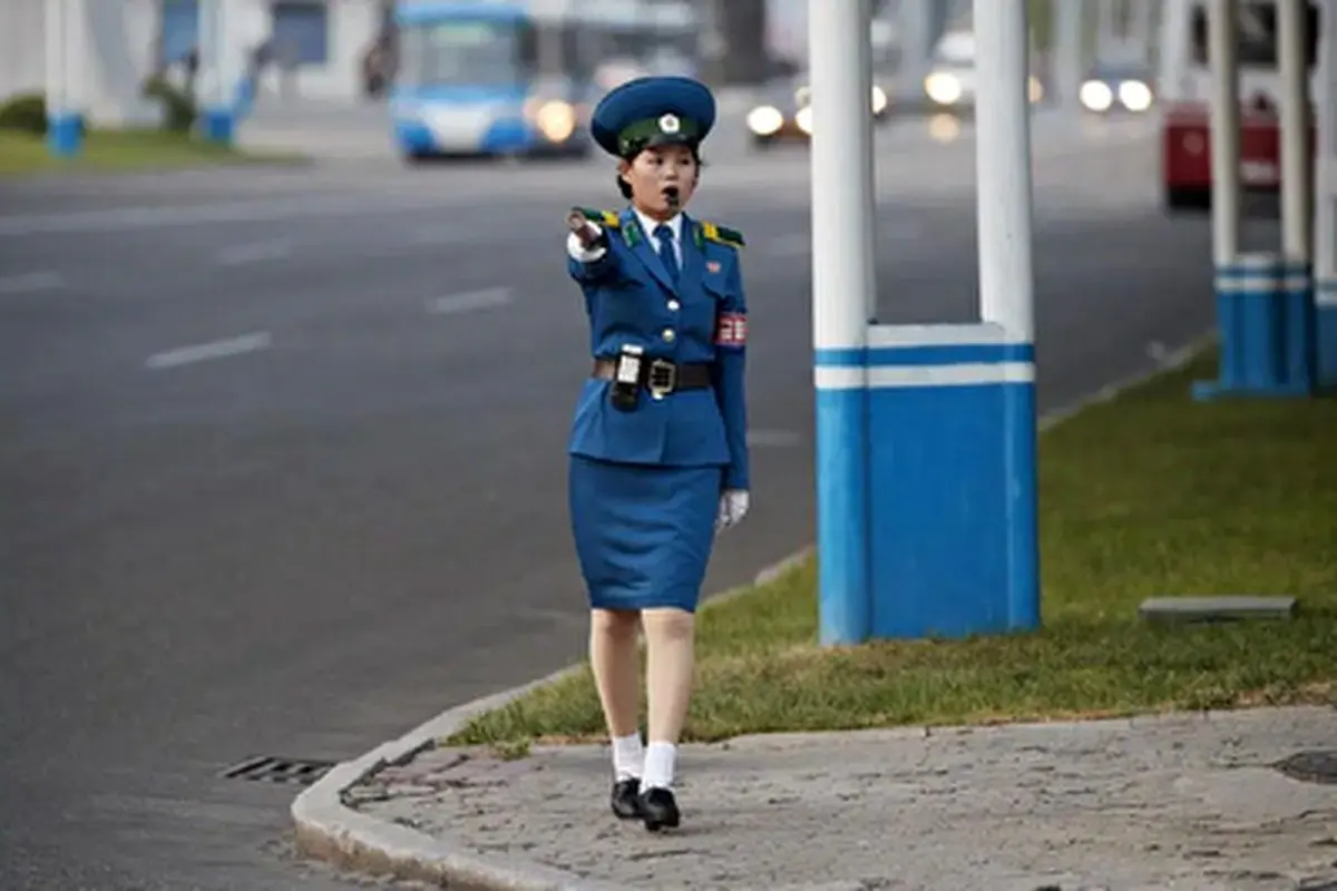 شیفت جالب پلیس زن در کره شمالی به سبک عروسک کوکی+ فیلم