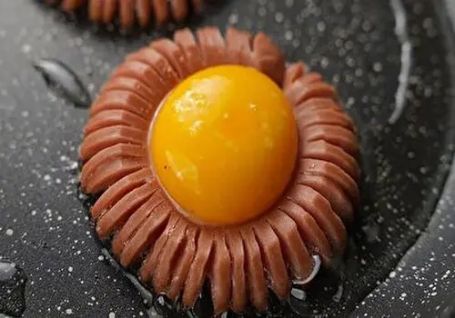 سوسیس کارخانه ای با این روش آماده میشود+فیلم