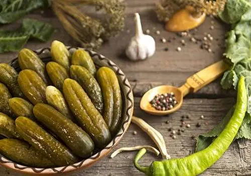 طرز تهیه خیارشور لهستانی ترد و ماندگار بدون کپک