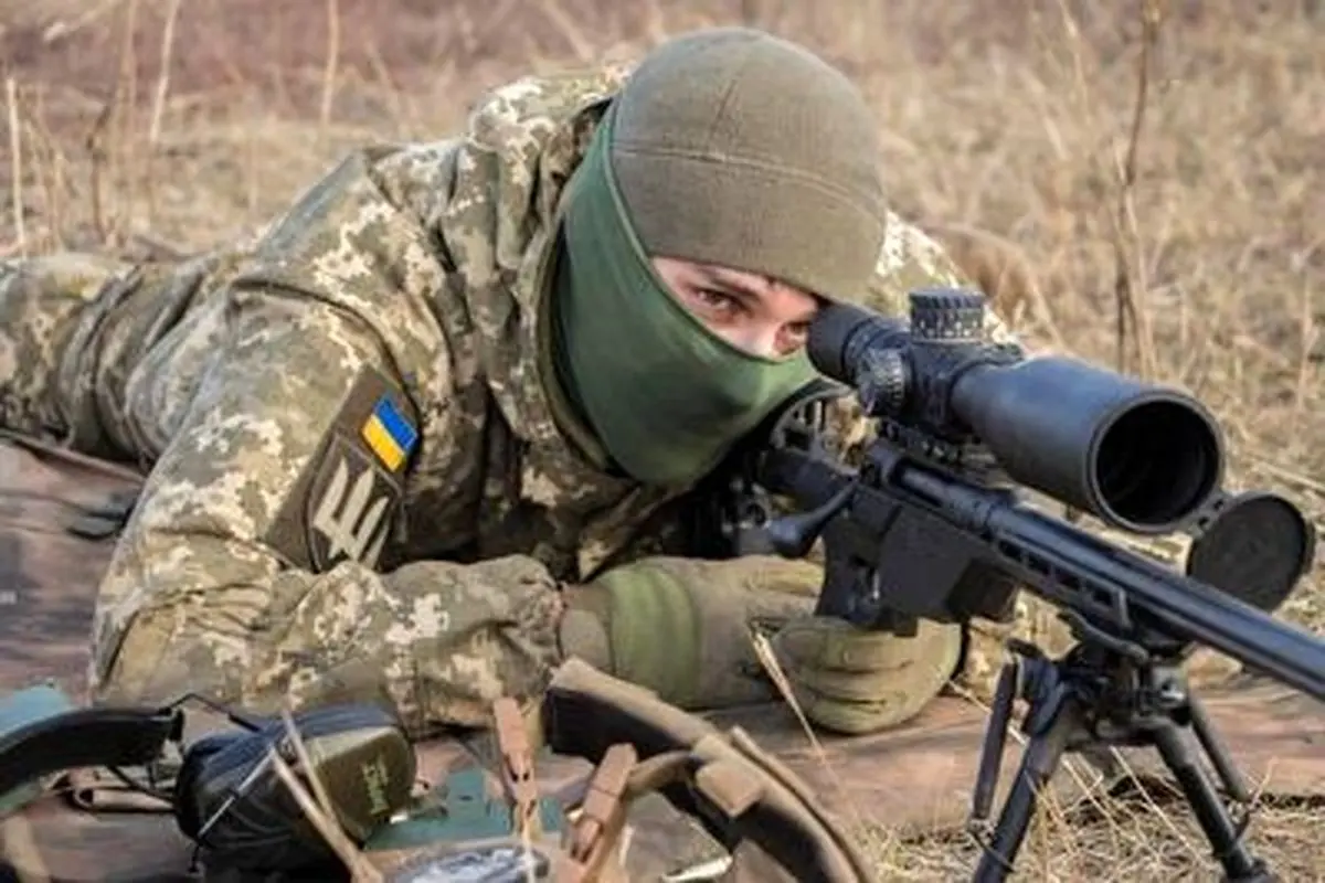 لحظه هدف قرارگرفتن نظامی روس توسط تک تیرانداز اوکراینی+ فیلم (۱۶+)