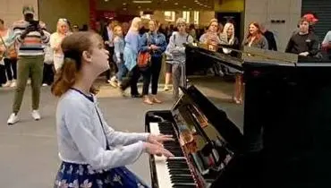 پیانو نوازی حیرت انگیز دختربچه نابینا+ فیلم