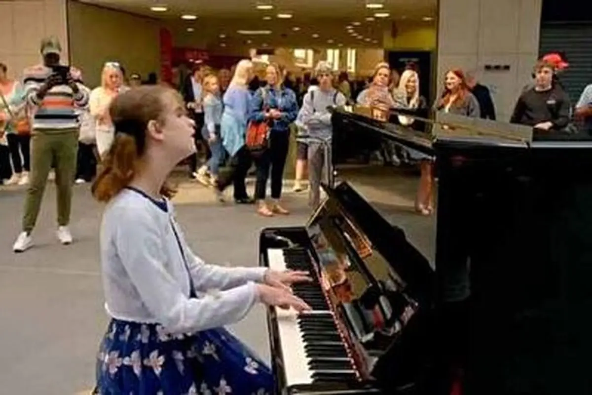 پیانو نوازی حیرت انگیز دختربچه نابینا+ فیلم