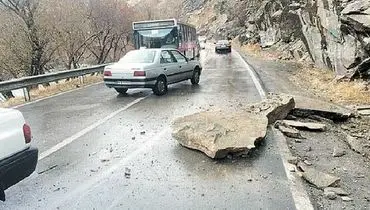 احتمال ریزش سنگ در جاده چالوس